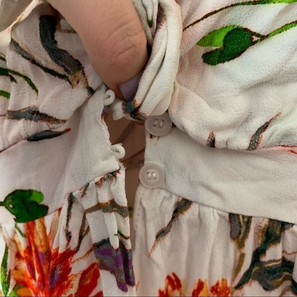 [The Room] White & Colored Floral Print Flutter Sleeve Tie Detail Cropped Top - Picture 4 of 10